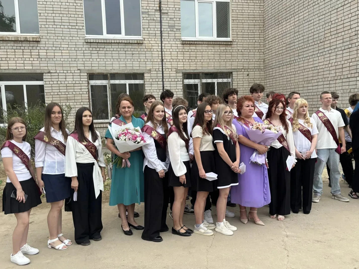 🎓 Сегодня для наших одиннадцатиклассников и девятиклассников прозвучал последний звонок.  Грустный и