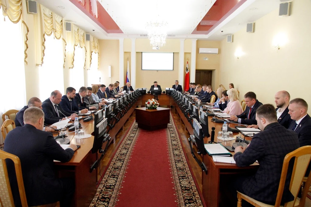 Представил депутатам Смоленского городского Совета отчёт о работе Администрации города за 2025 год. 