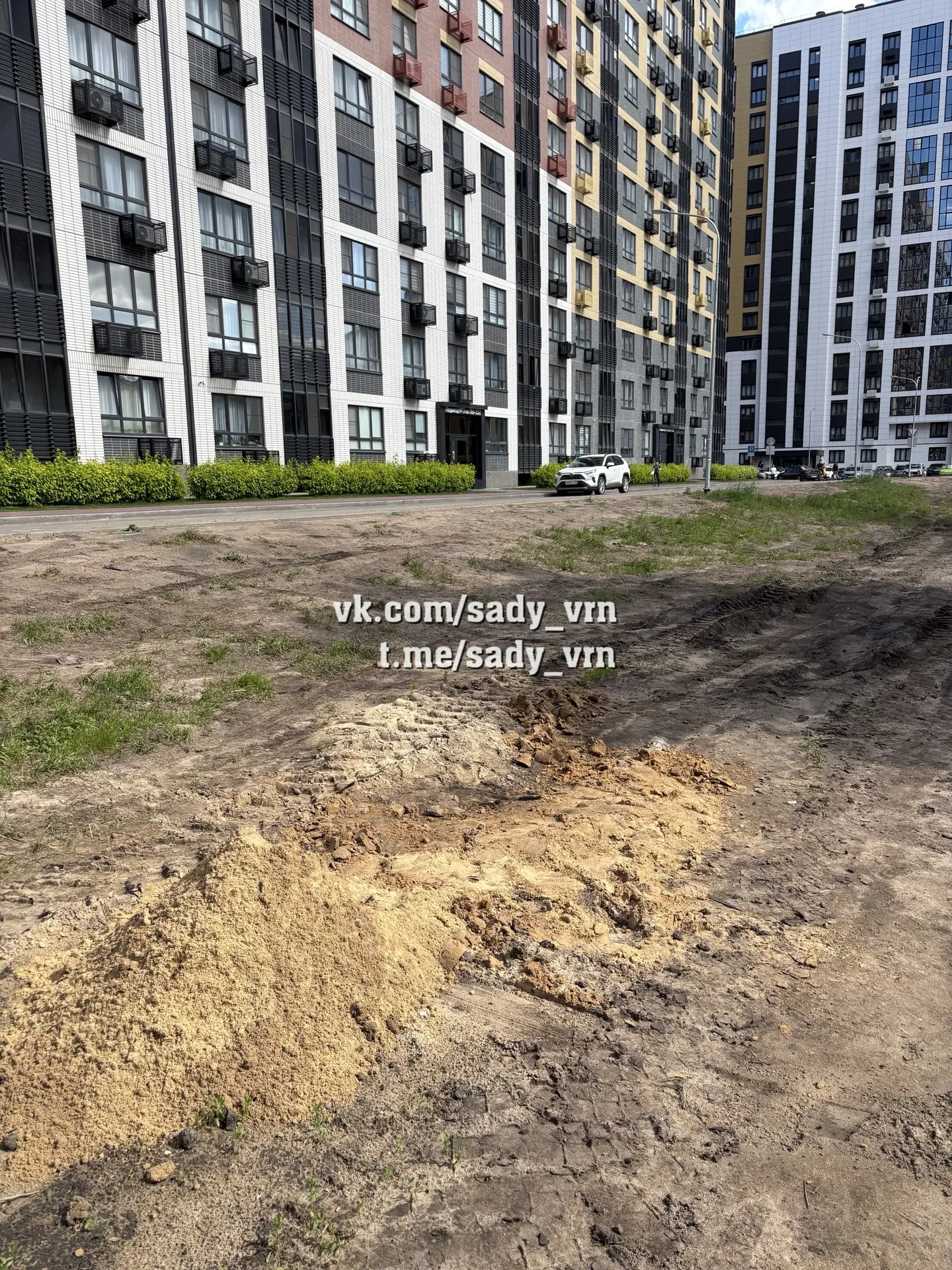 На пустыре напротив 13/2 последние несколько дней ведутся подготовительные работы для с...