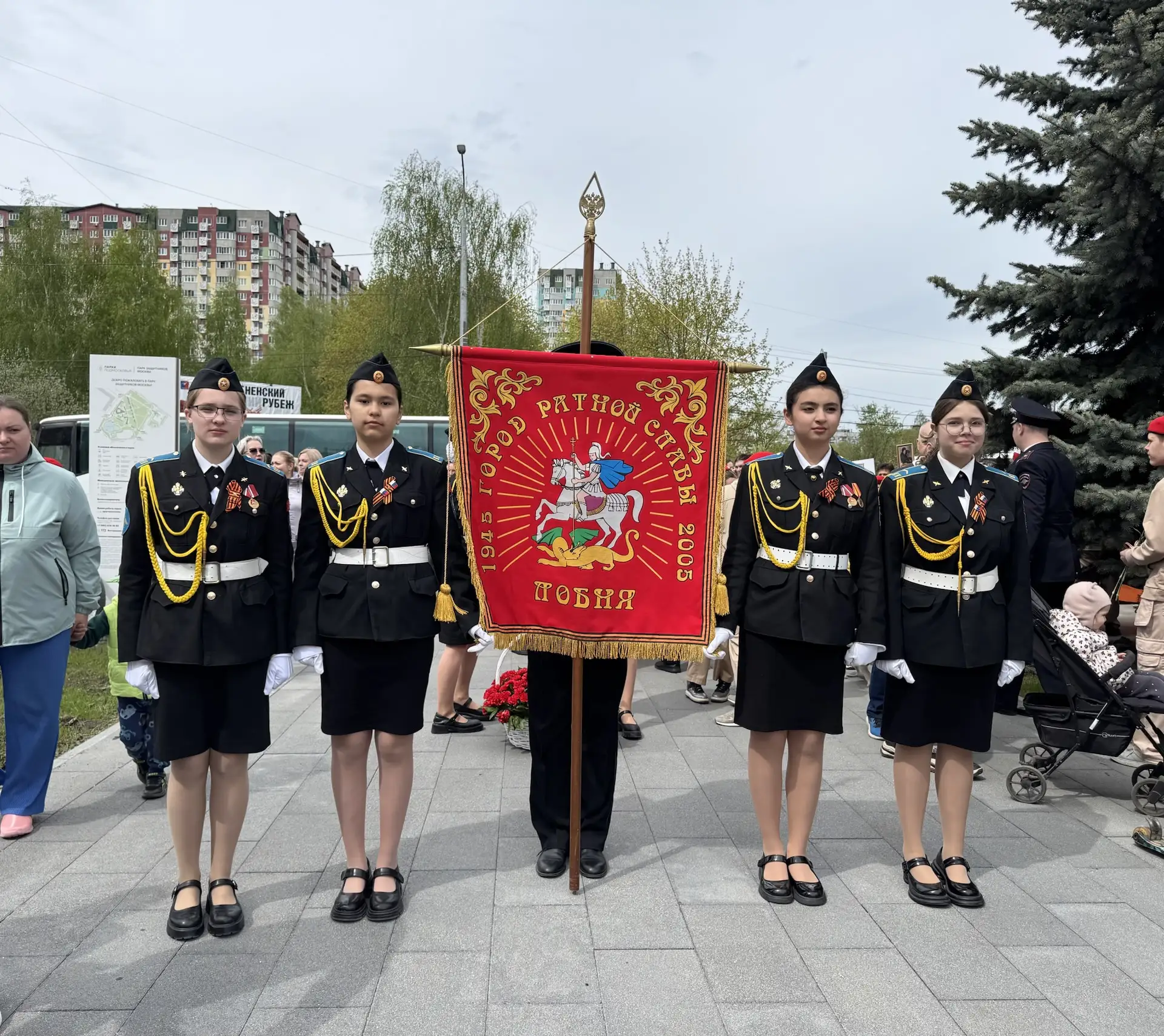 Память сердца: наша школа у «Зенитного орудия» 🎗️🕊️  9 мая, в День Победы, кадетский класс, юнармейц