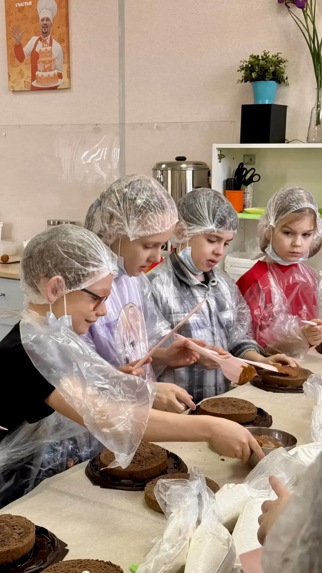 🧳 Сладкое путешествие 2 «А» класса 🍰🌟 Ученики 2 «А» посетили кондитерскую фабрику «9 Островов»! Ребя