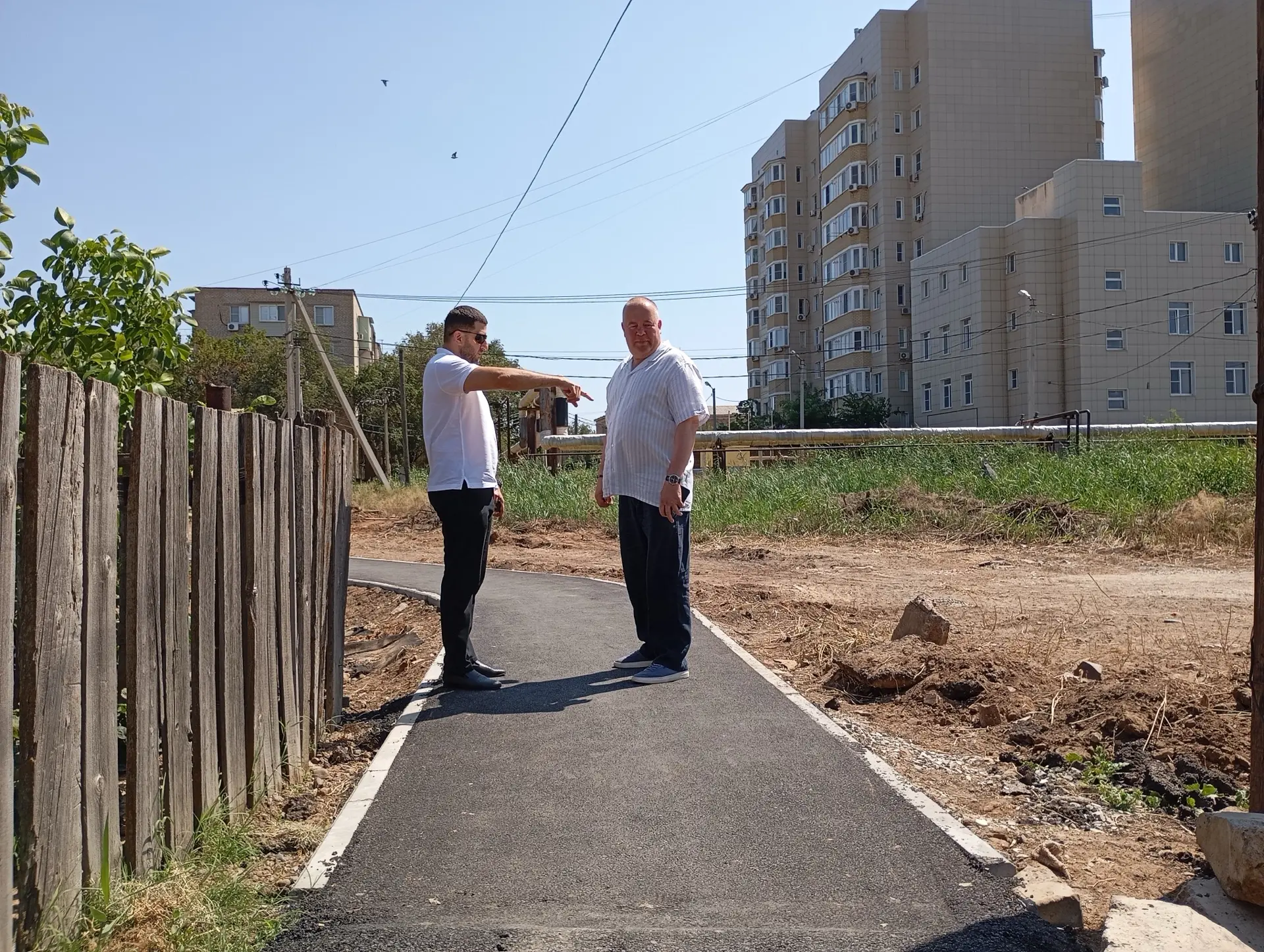 На прошлой неделе в Трусовском районе стартовали работы по обустройству тротуара по адр...