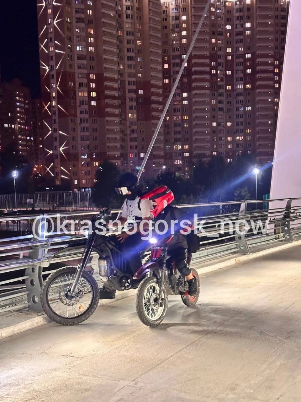 💬 Теперь по Павшинскому мосту гоняют не только на самокатах, но и на питбайках