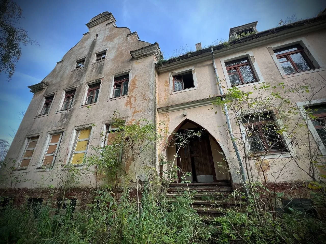 🏚️🌲 Заброшенная школа в Богатово: память сквозь эпохи