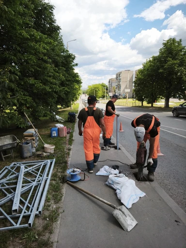 В городе Брянка ведутся работы по повышению уровня безопасности дорожного движения.
