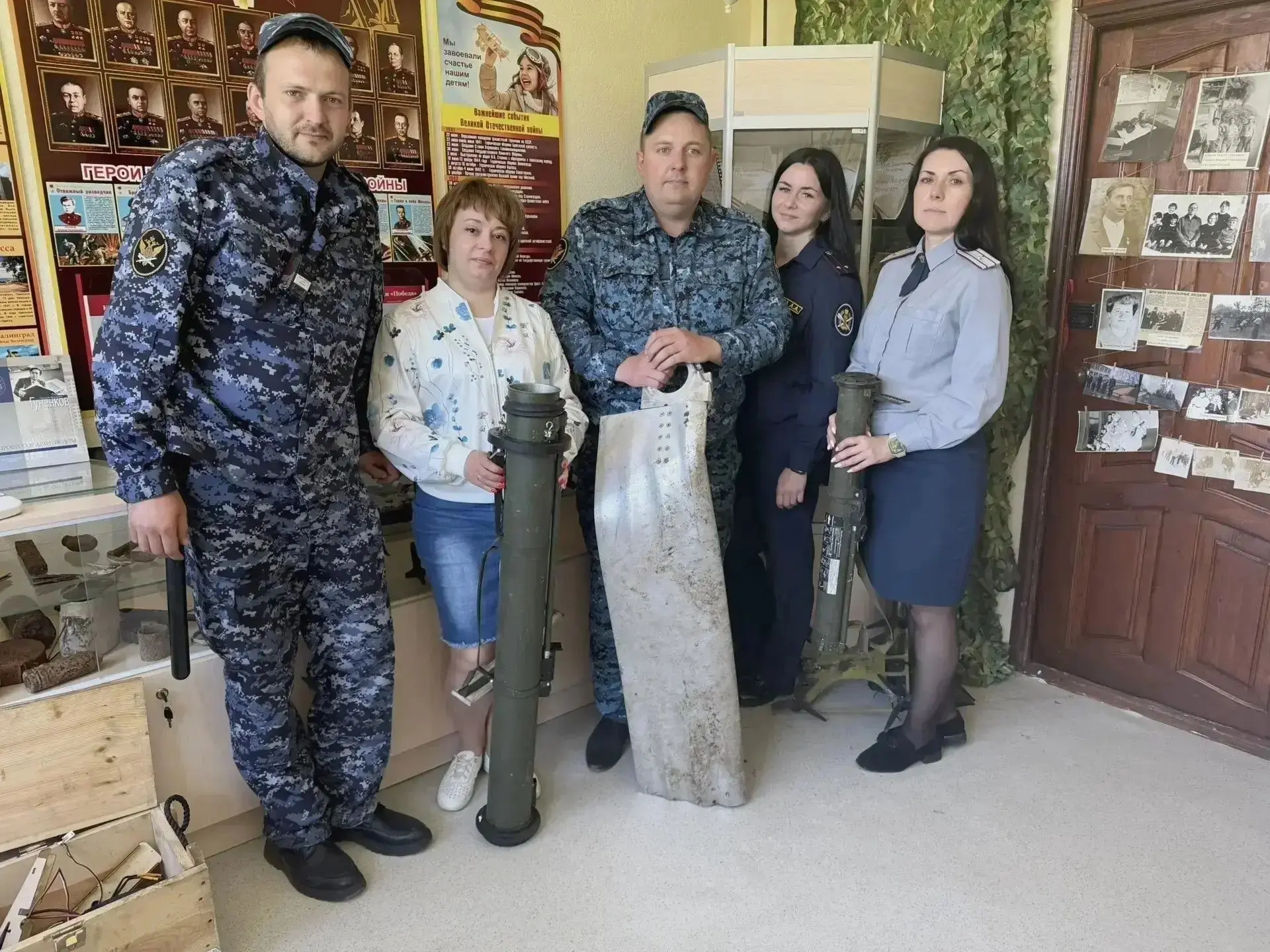 Сотрудники КП-2 передали в музей Карцовской школы уникальные экспонаты из зоны проведен...