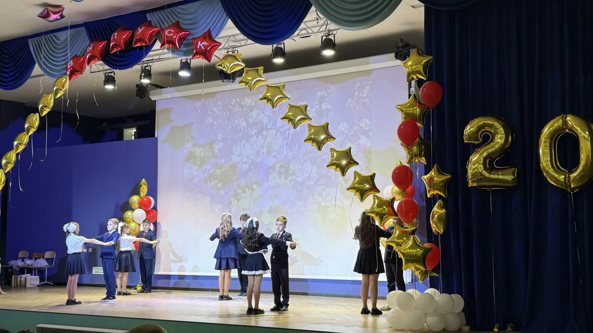 🎓 В добрый путь, наши маленькие звёзды!  Вчера в нашей школе царила особенная атмосфера. У ребят 4 «