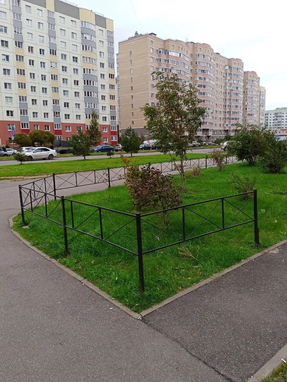 Во дворе Джанкойской 1 заварили сломанное ограждение палисадника со стороны остановки.