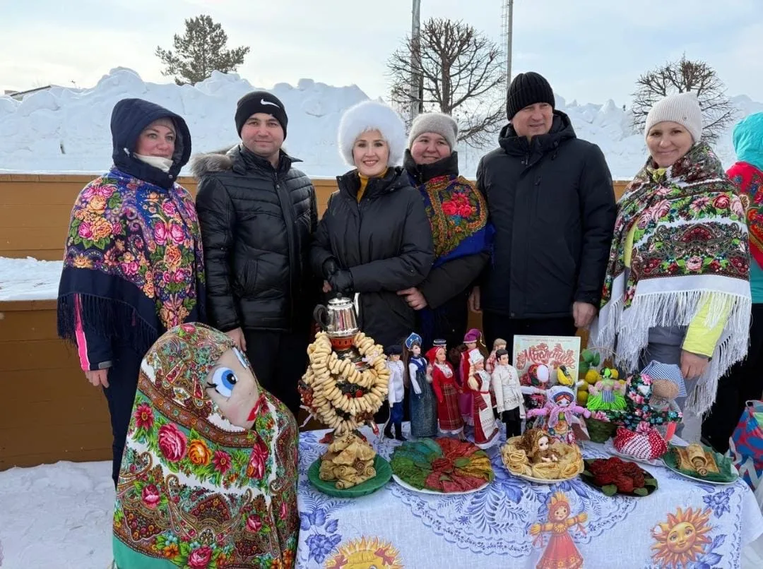 Сегодня в Комсомольской площади прошла Масленица. Масленица – это пляски, песни и весел...