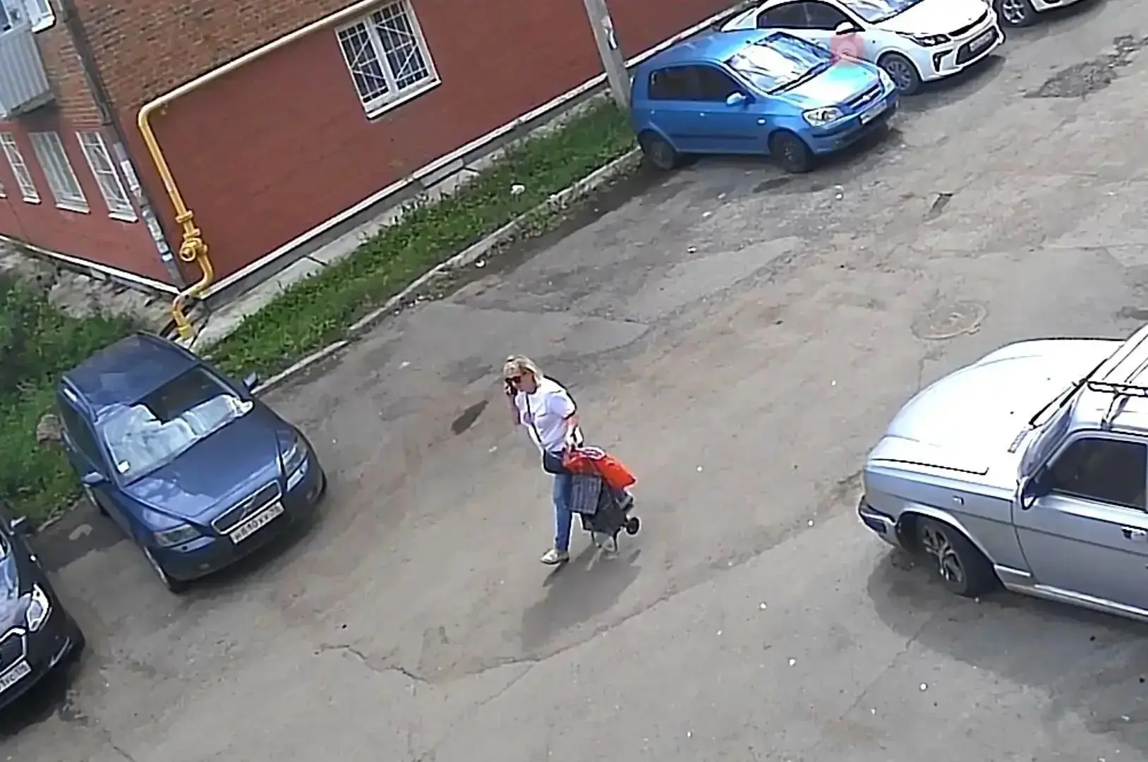 Женщина и люди, любящие выпить вечером пива,помойка находится с другого конца 6 дома,по ул. Бисертск
