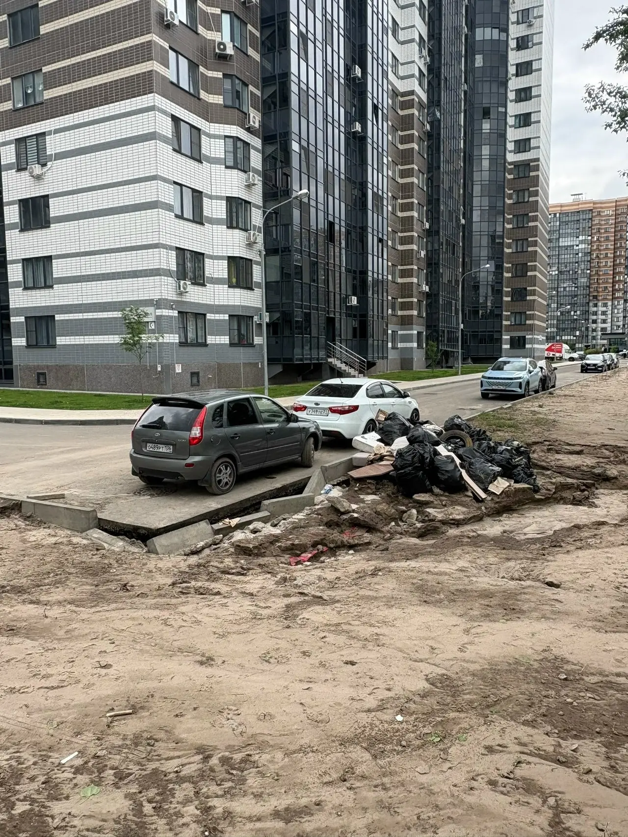 Вчера сильно размыло на углу дома 25Б/8, что аж собранные нами мусорные мешки смыло вниз по склону. 