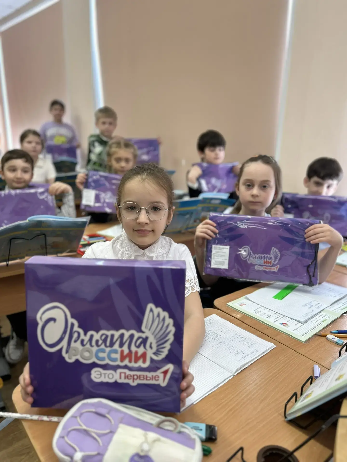 🎒 «Орлята России» получили подарки за свои достижения!  🦅✨Наши юные «Орлята» дождались награду! Суве
