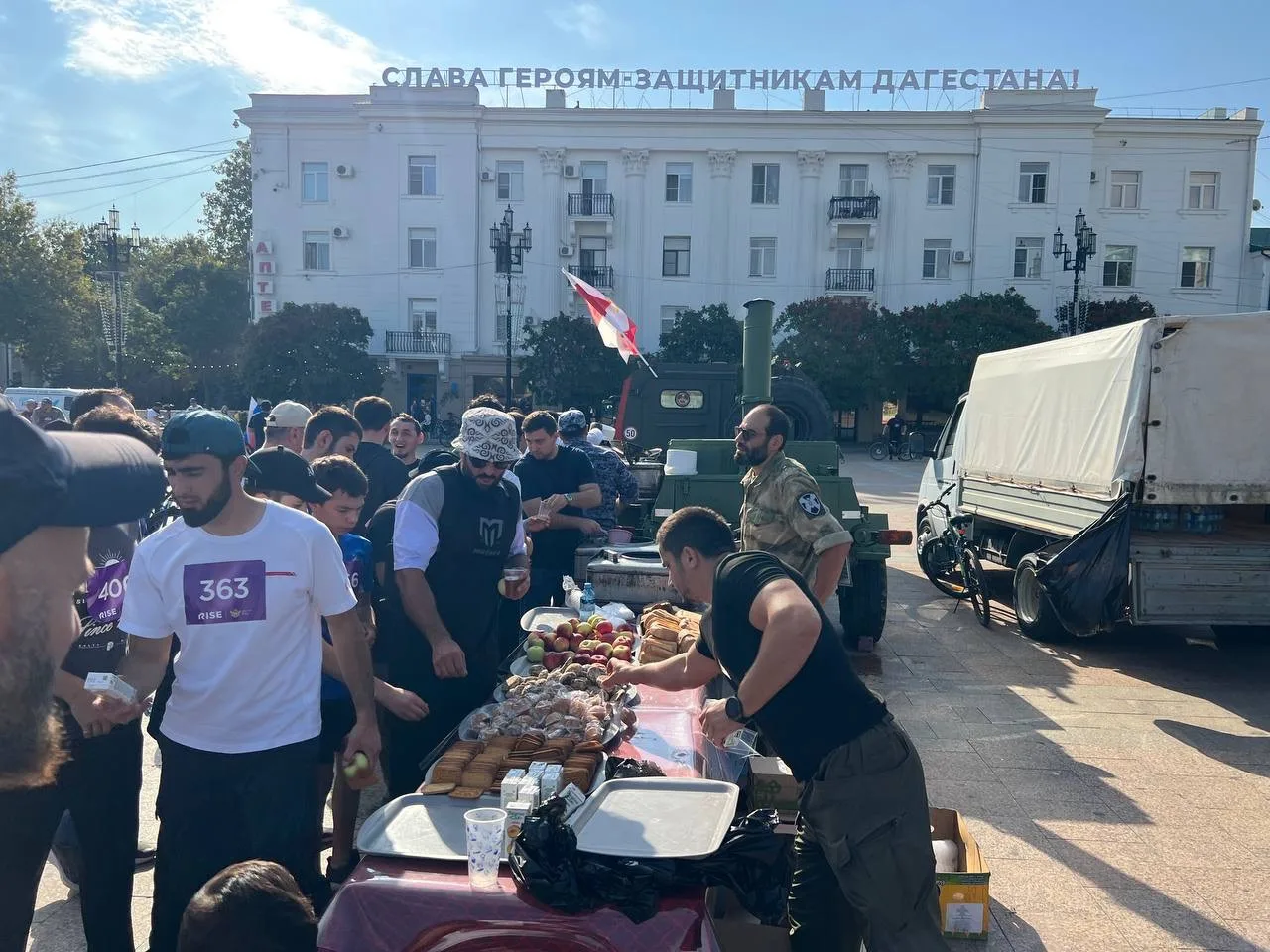 🪖 На площади Ленина сотрудники Управления Росгвардии по РД развернули полевую кухню.