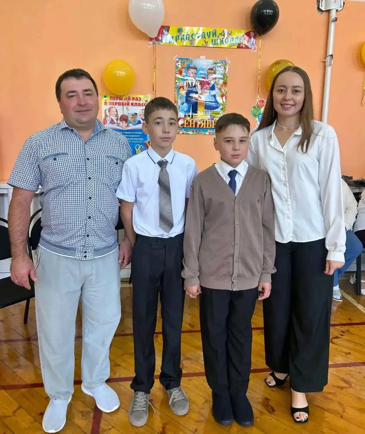 Хөрмәтле,дуслар, әти- әниләр,әби- бабайлар! Бүген мәктәпләрдә беренче кыңгырау чыңлады!...