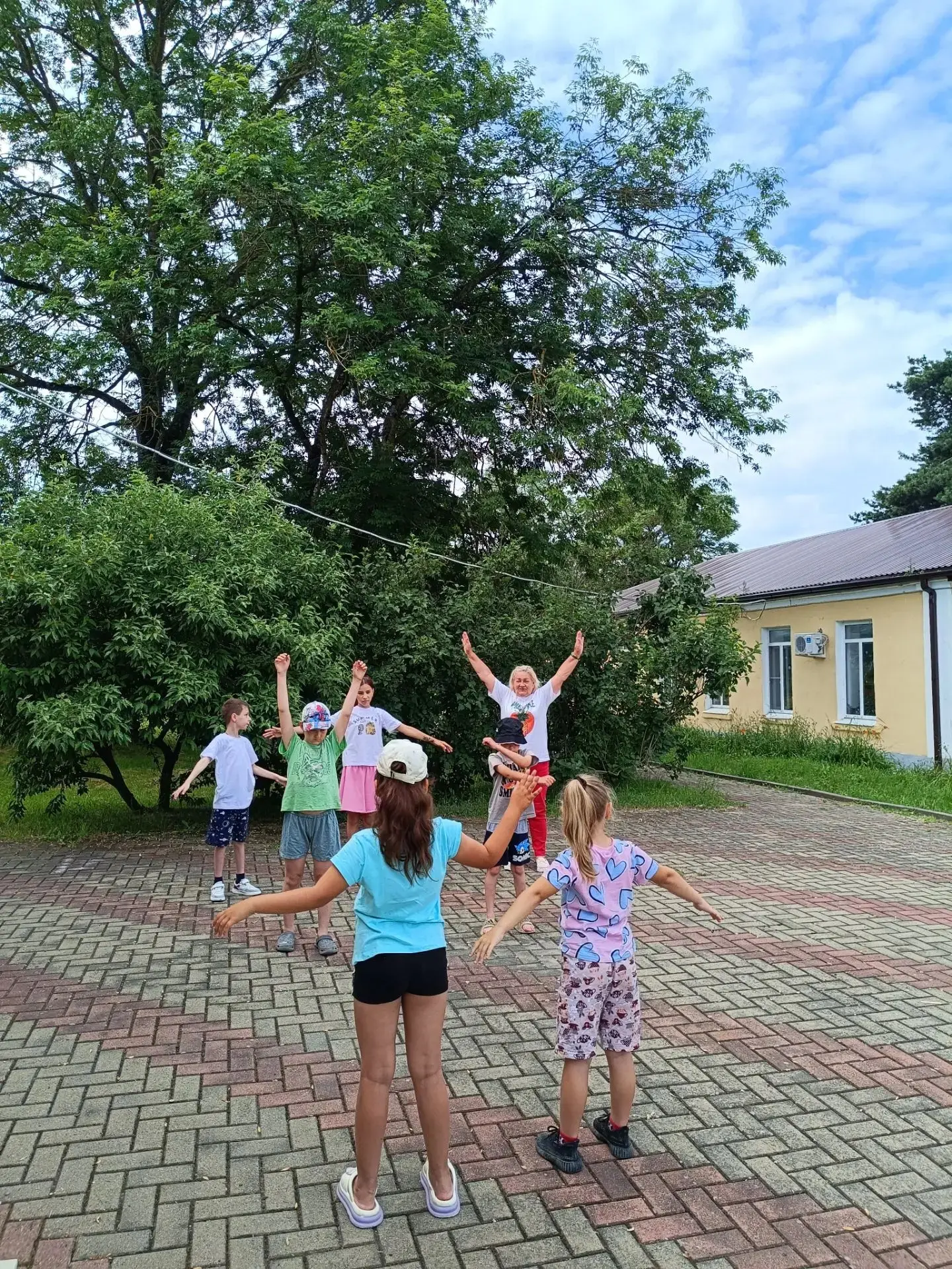 Спортивные состязания "Мы за ЗОЖ" на школьной летней площадке