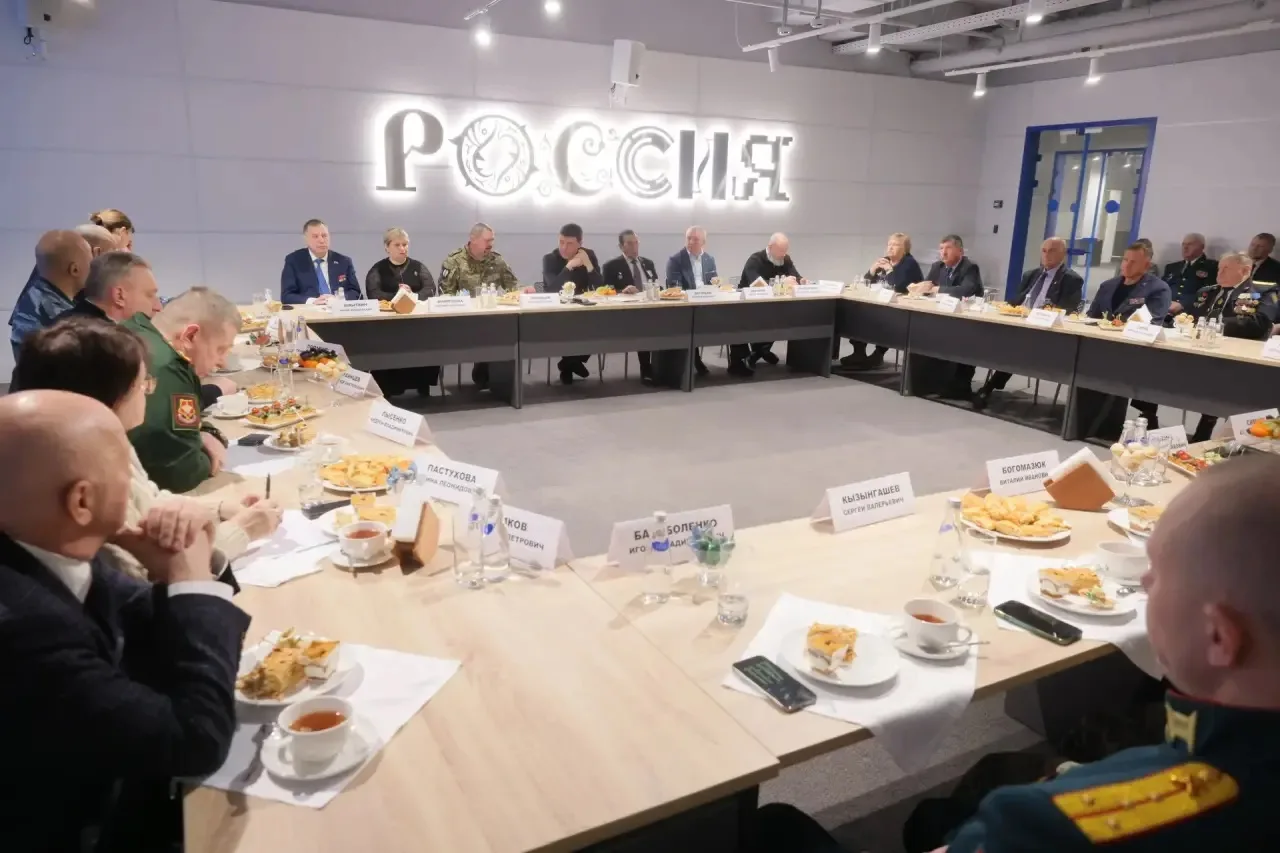 В национальном центре «Россия» на Енисее провели встречу с участниками боевых действий, представител