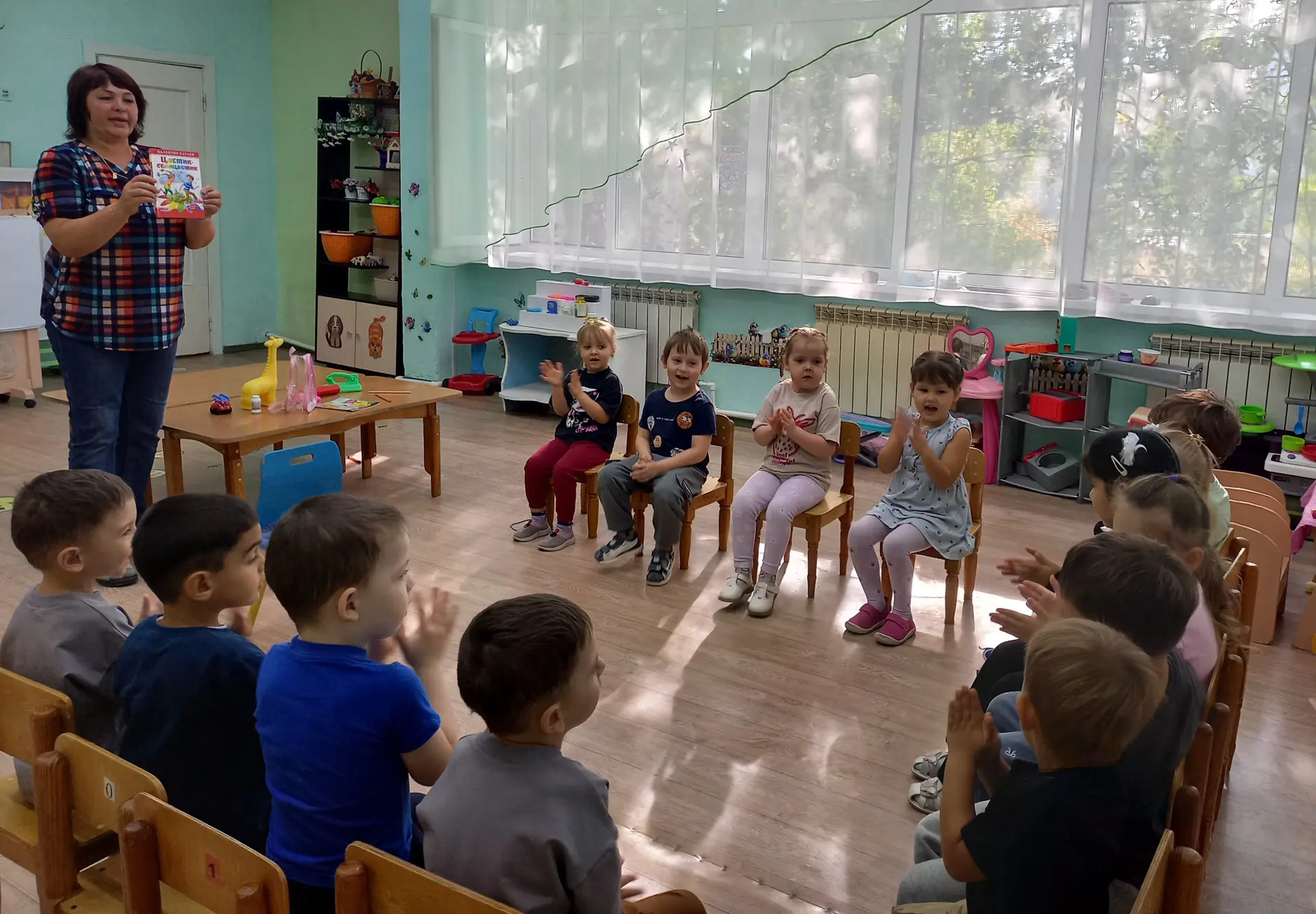 1 сентября, в средней группе "Петушок" прошло занятие, посвящённое дню знаний, ребята д...