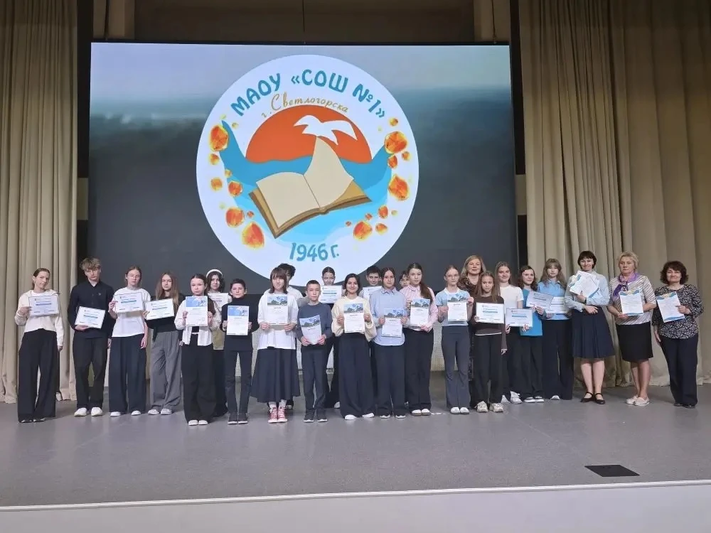 📢 Ежемесячные рабочие линейки — добрая традиция нашей школы!  🎤 Директор школы, Рябова Н.В., традици