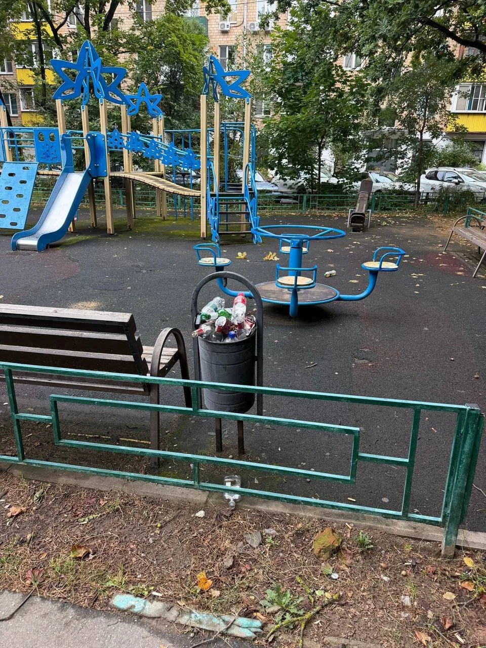 😡В ужасном состоянии почти каждое утро находится детская площадка во дворе дома 18/5 н...