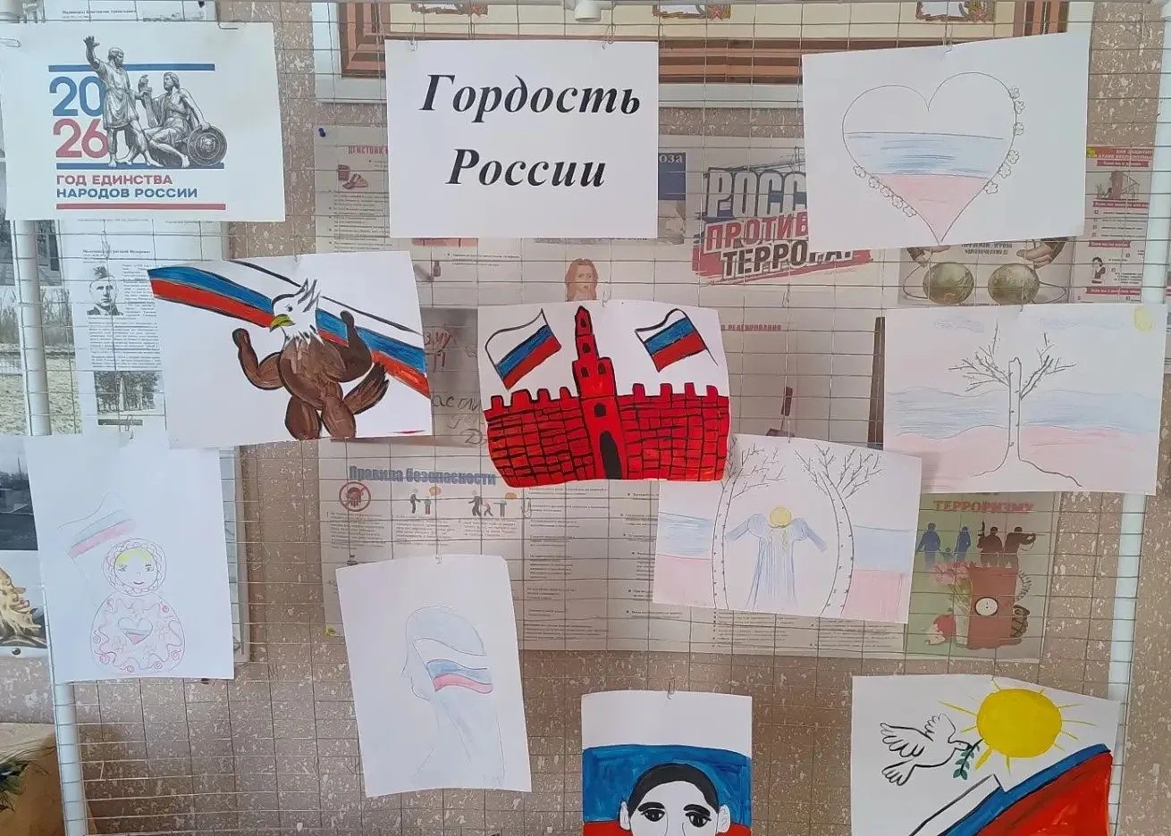 В фойе Луганского клуба проходит яркая и очень красивая выставка с детскими рисунками «...