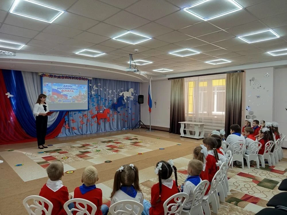 🇷🇺 Белый, синий, красный! Готовимся ко Дню Государственного флага.