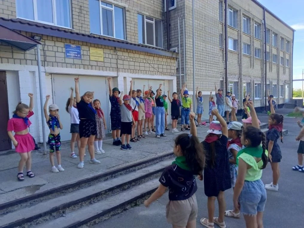 Зарядка, завтрак, обед в пришкольном летнем лагере «Планета здоровья» – всё по расписанию, как и пол
