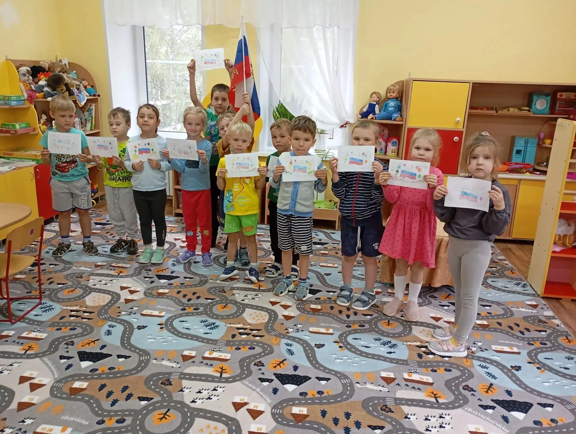 🎉 Рисуем Государственный флаг России: творчество в #МАДОУдетскийсад4 ! 🎉