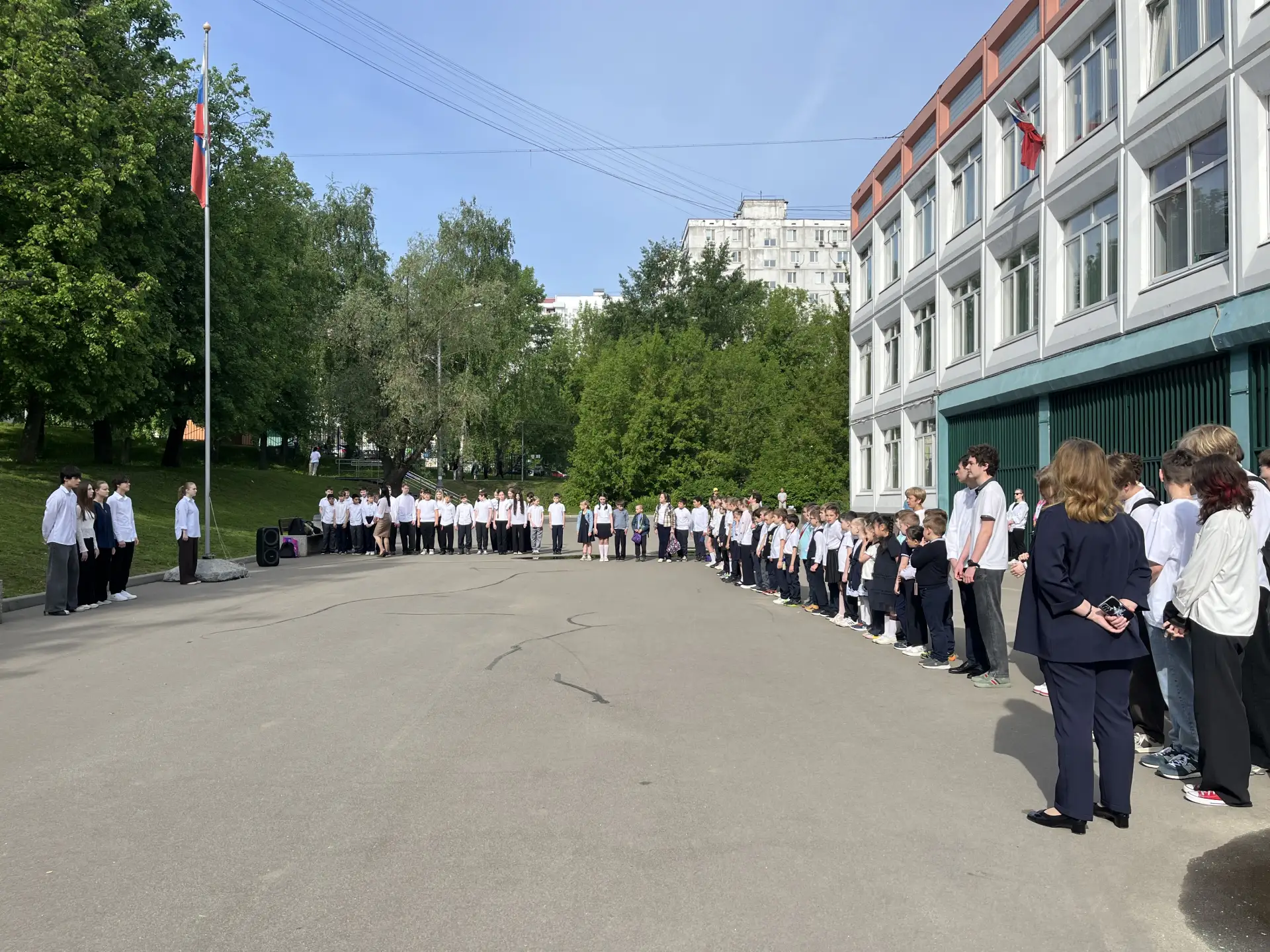 ЦЕРЕМОНИЯ ПОДНЯТИЯ ФЛАГА  🇷🇺 Новая учебная неделя по традиции началась с торжественной церемонии под