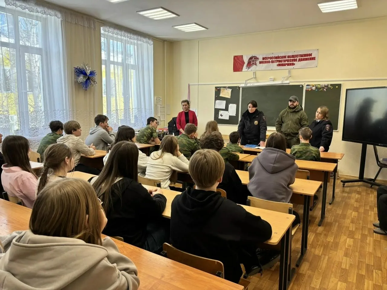 Кадеты Деденевской школы в рамках проекта «Классные встречи» обсудили важные темы: безопасность в се