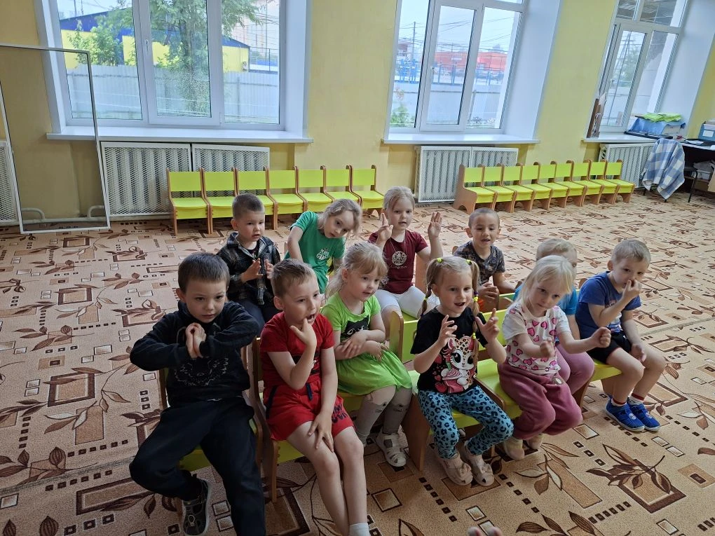 Сегодня в группе «Фантазёры» прошёл замечательный День друзей. Ребята с удовольствием водили «карусе