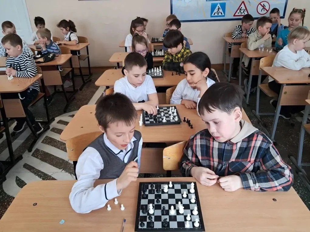 Доброе утро ☀️   ♟️ Шахматный турнир среди 1–2 классов: первые победы!  Вчера в нашей школе прошёл з