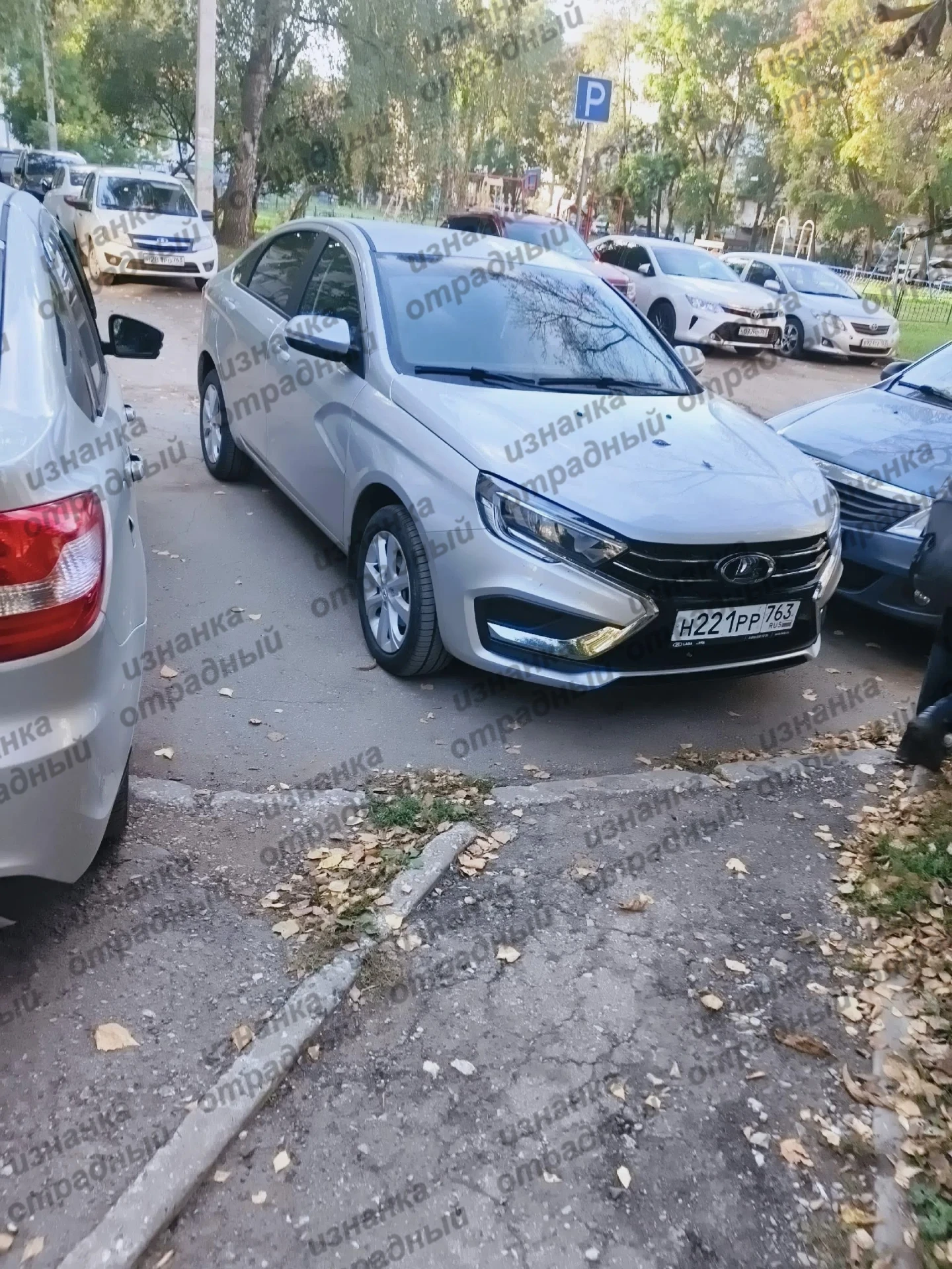 Уважаемый хозяин данного автомобиля. Если вы не в курсе то вы перегаралили пешеходный п...