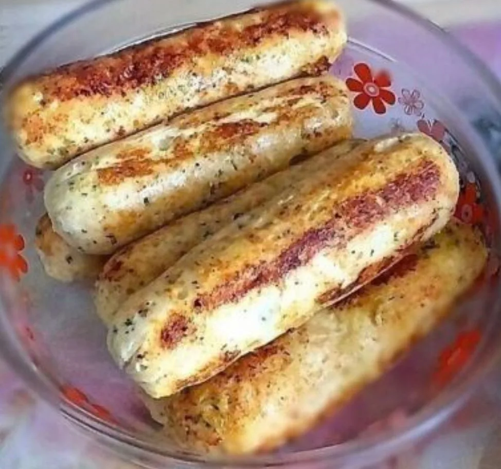 КУРИНЫЕ СОСИСКИ 
 
Ингредиенты: 
 Куриное филе - 500-700 гр
 Молоко - 100 гр
 Сливочное масло - 30 г
