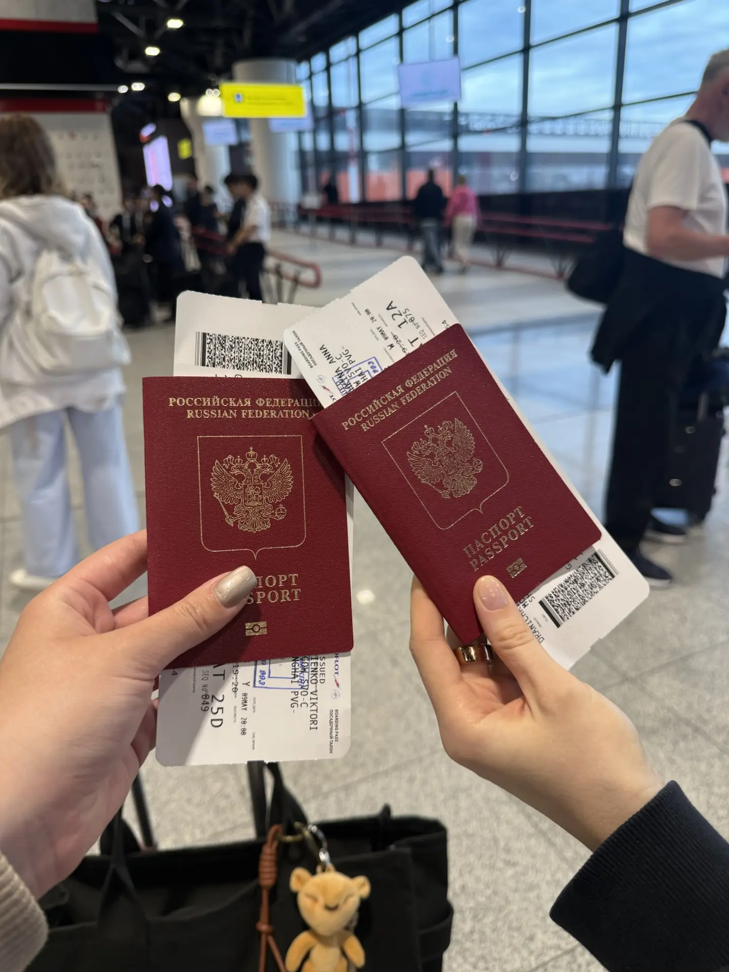 Прошли с ребятами регистрацию в аэропорту, покушали и уже сидим в самолетике. Щас отключат связь и м