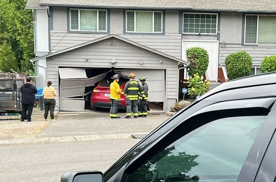 Водитель Tesla протаранил ворота гаража из-за сбоя автопилота

Водитель автомобиля Tesla в Вашингтон