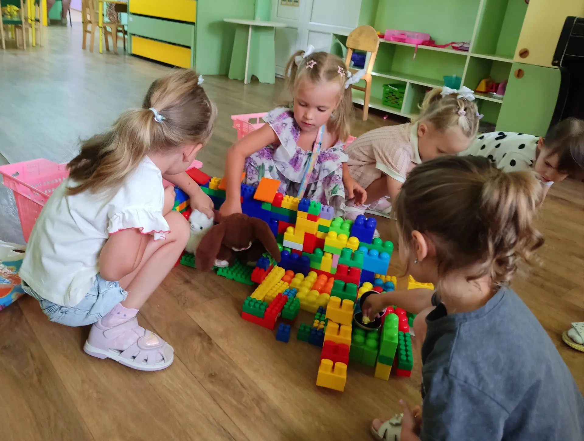 Солнце лучиком играет,