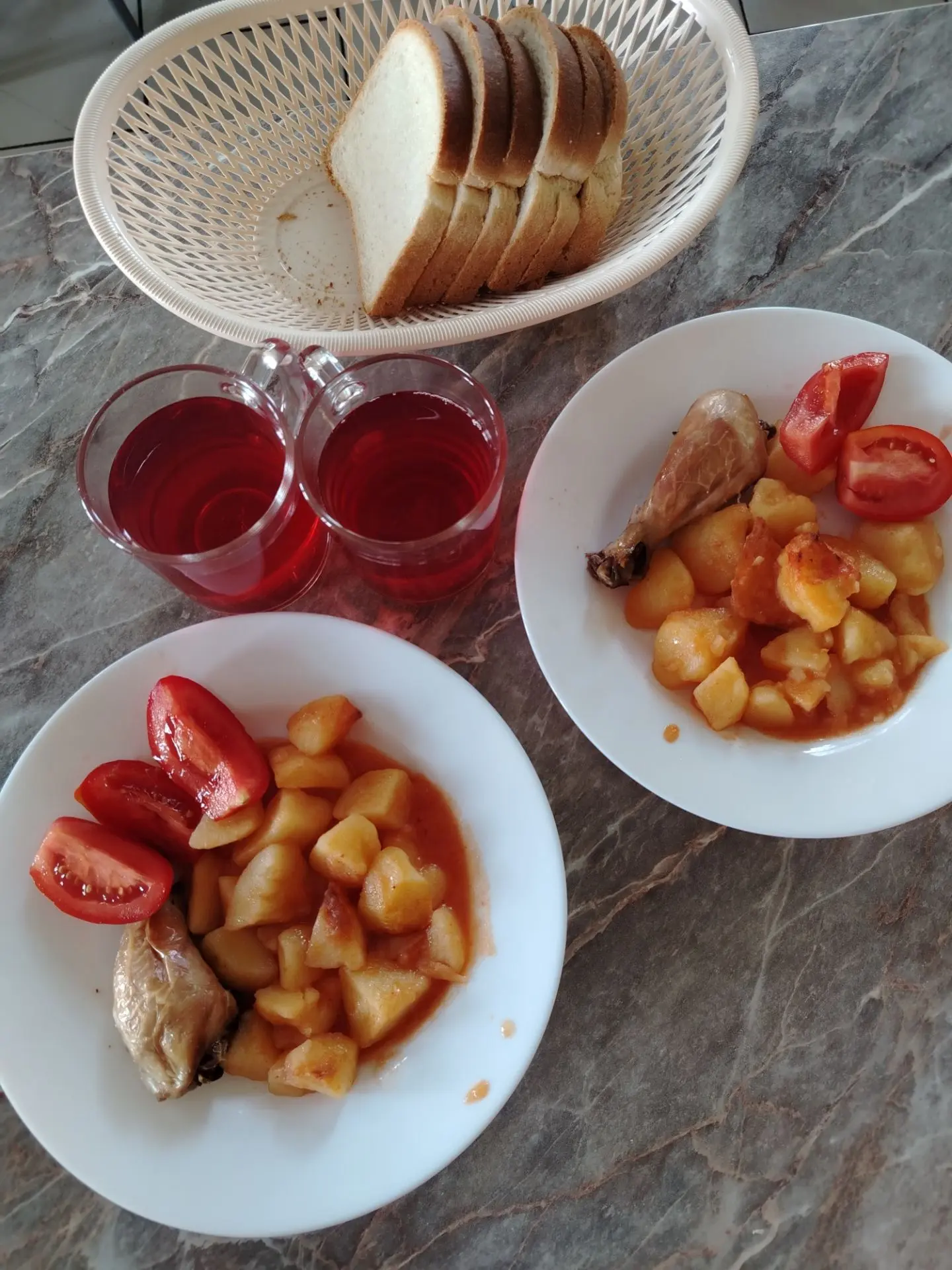 💥 Сегодня в школьной столовой что-то новенькое! 🐔 🍅🍽️ Жаркое с птицей и помидорами ...