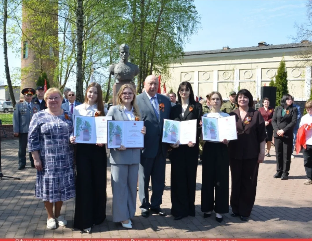 Поздравляем  учениц нашей школы Самодееву Полину и Лынову Марию с получением премии имени нашего зем