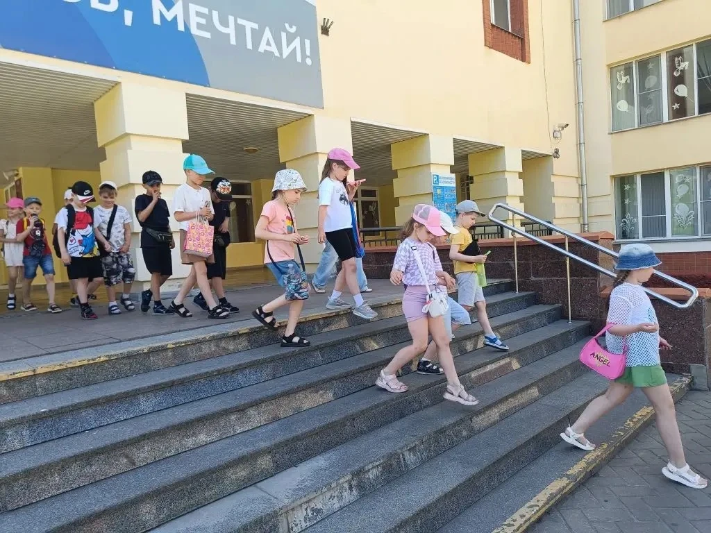В «Стране 🚦Светофория» прошла тренировочная пожарная эвакуация.

В 🚒лагере состоялось практическое