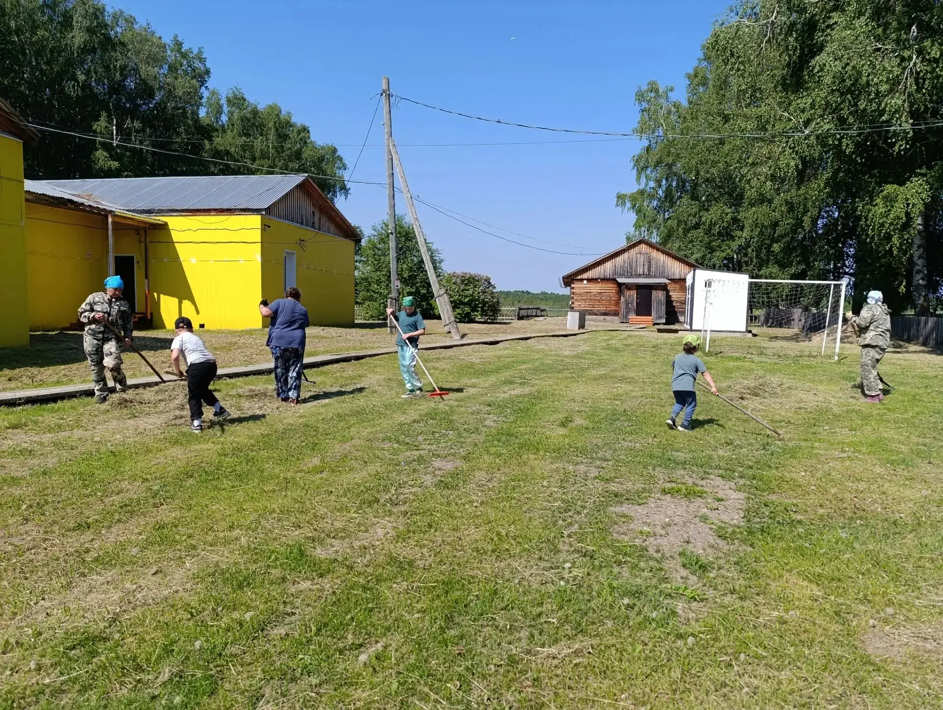🌿 Школьный двор преобразился: учителя и ученики провели уборку скошенной травы.
 В совместном труде