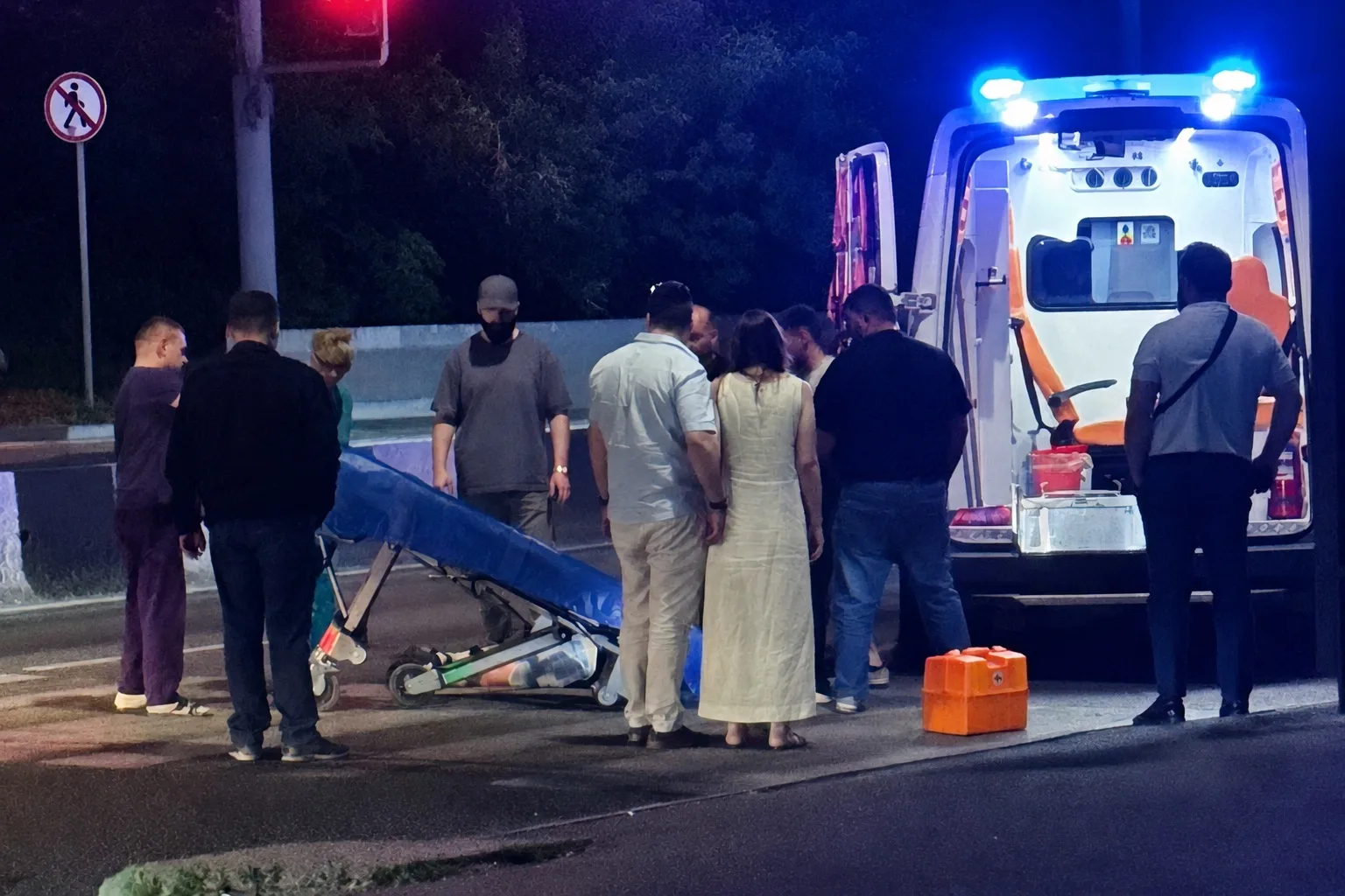 ⚠️ Вчера в 23:30 на Турмалиновской (остановка на Нагибина) сбили девушку на зебре. Рядом стоял Мерсе