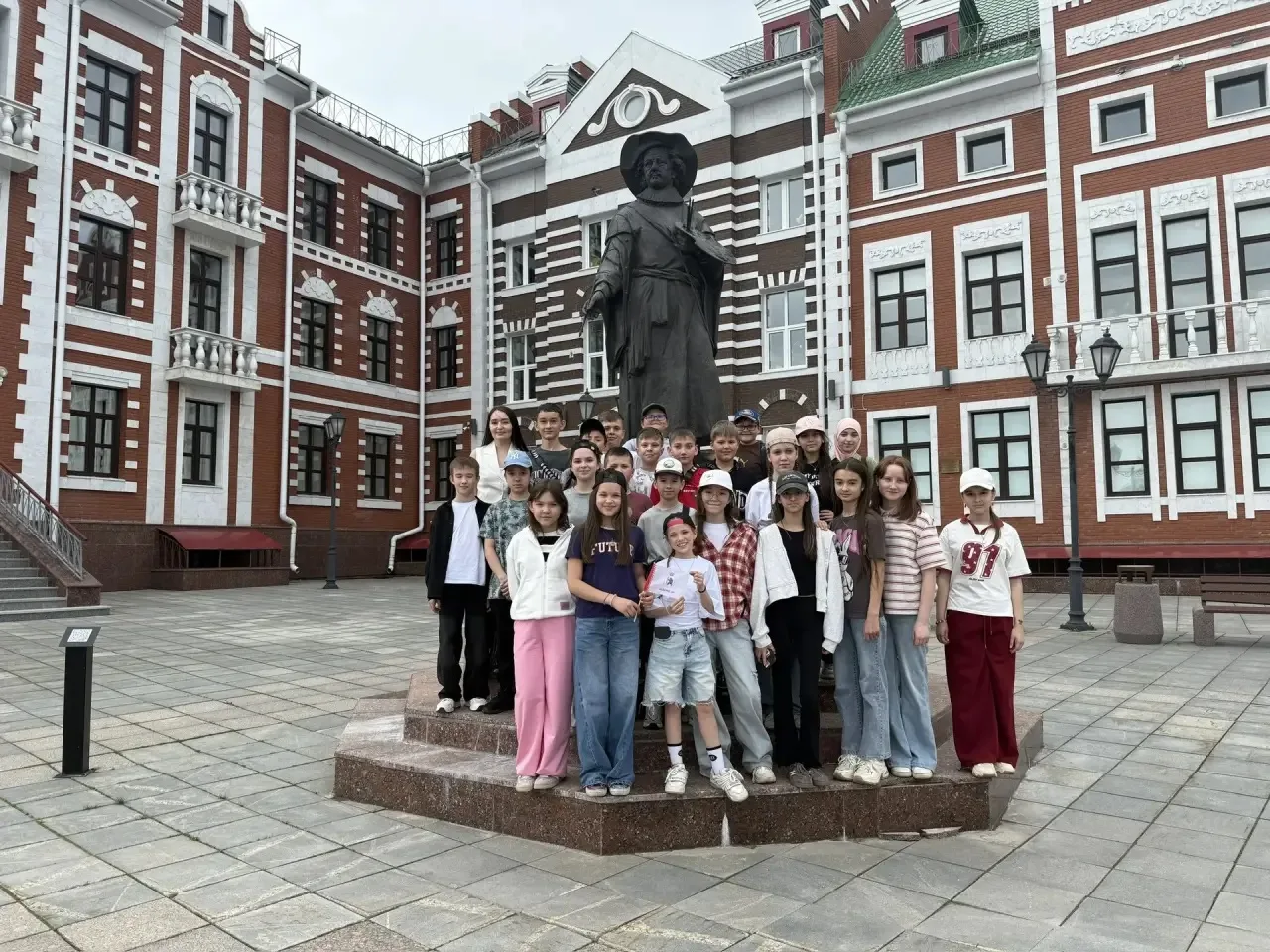 НЕЗАБЫВАЕМАЯ ЭКСКУРСИЯ   Экскурсия по городу Йошкар‑Ола стала настоящим приключением для 5 «Д» класс