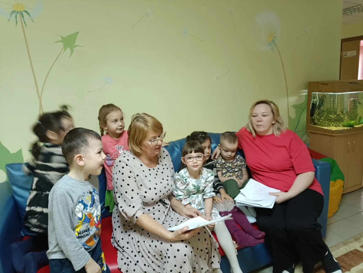 В детском саду идет активная подготовка к Новому году: педагоги обсуждают сценарии, дети репетируют 