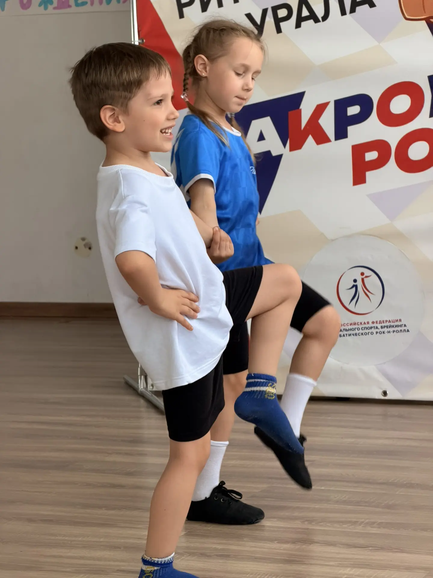 Что происходит у нас на сборах сейчас: 

1. Пары учат соревновательную программу по буги-вуги 
2. Гр