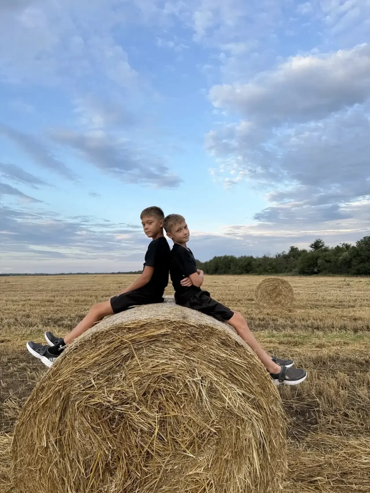Школьный фотоконкурс "Мои каникулы: стоп-кадр"
Кудинов Максим и Кудинов Вадим,  6а класс. 
 
«Широка