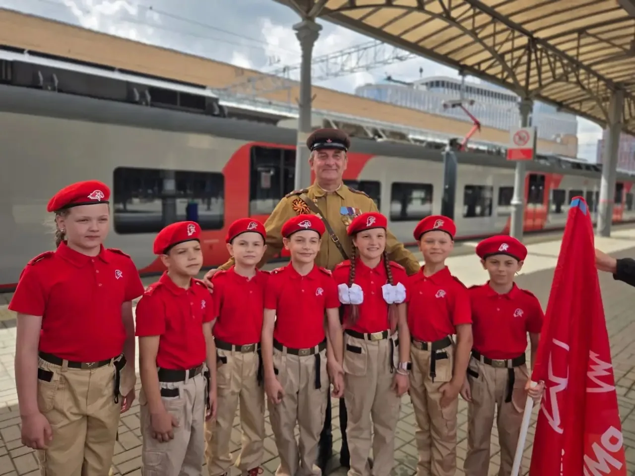 🚂Поезд Победы: маршрут нашей памяти

🌟Сегодня, 15 июня, представители юнармейского отряда «СоZVезд