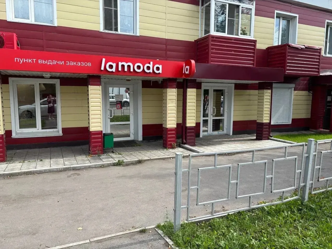 Продаётся помещение по пр. Ленина, рядом со спортманежем.

Помещение полностью готово для размещения
