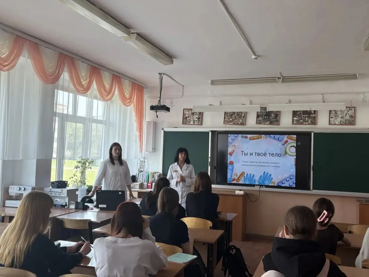 Беседы о важном с ученицами школы № 1   🎗Активисты волонтерского отряда «Волонтеры-медики» медицинск