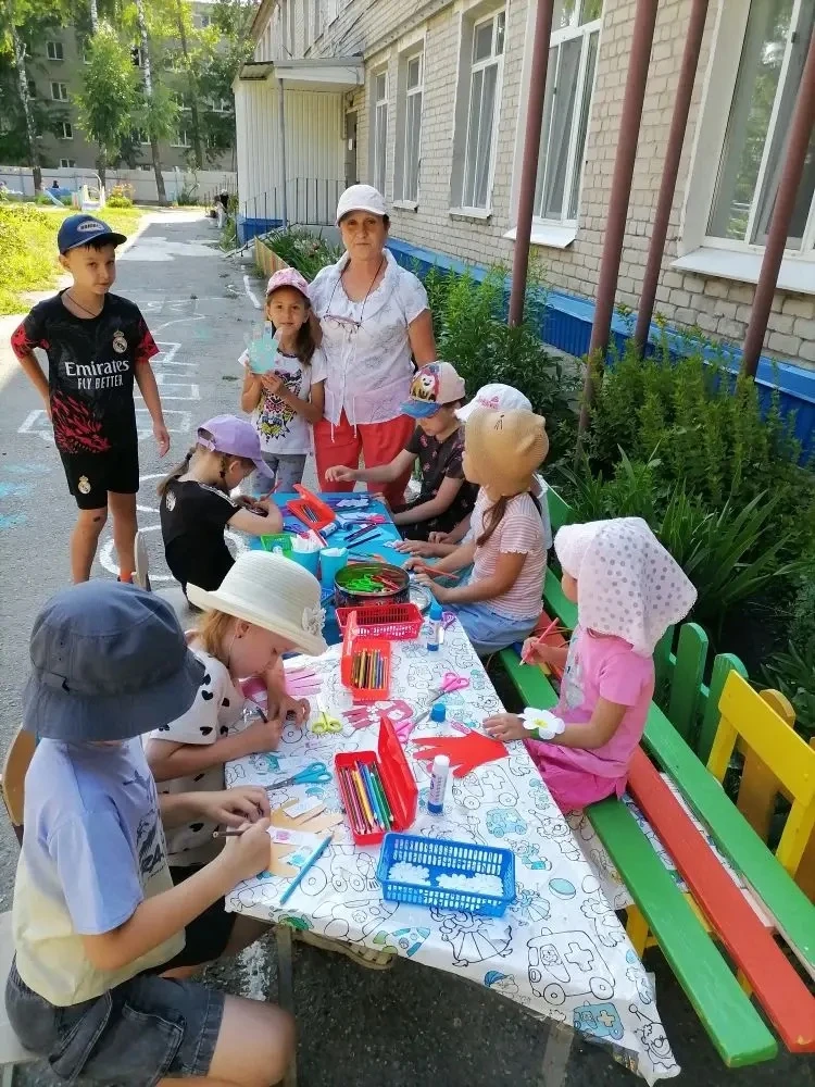 Тепло родных рук: мастер-класс «Вся семья на ладошке» прошел для ребят старшей и подготовительной гр