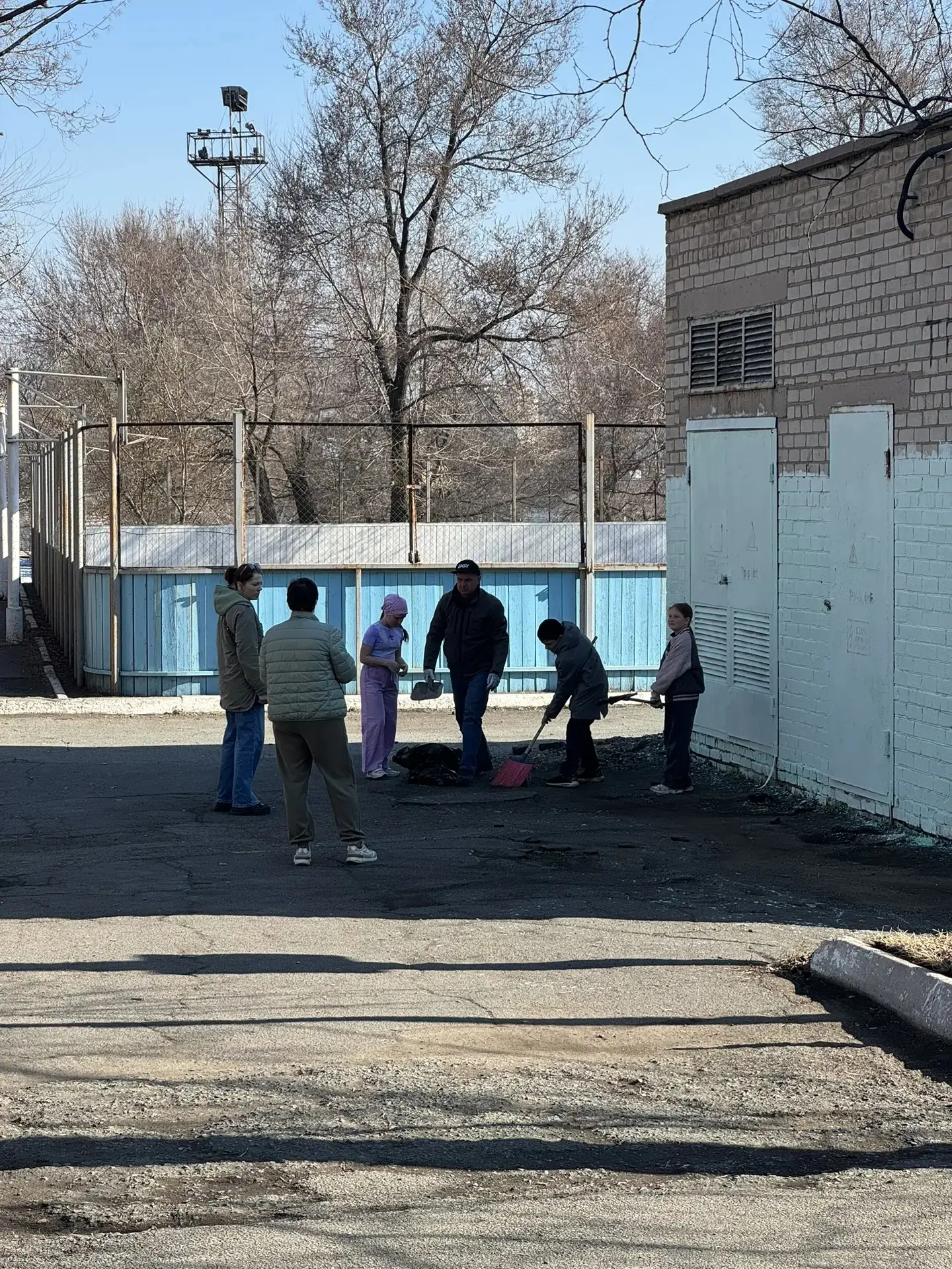 🧹 Субботник в 3 «Г» классе!  Учащиеся 3 «Г» класса вместе с родителями и классным руководителем Фотя